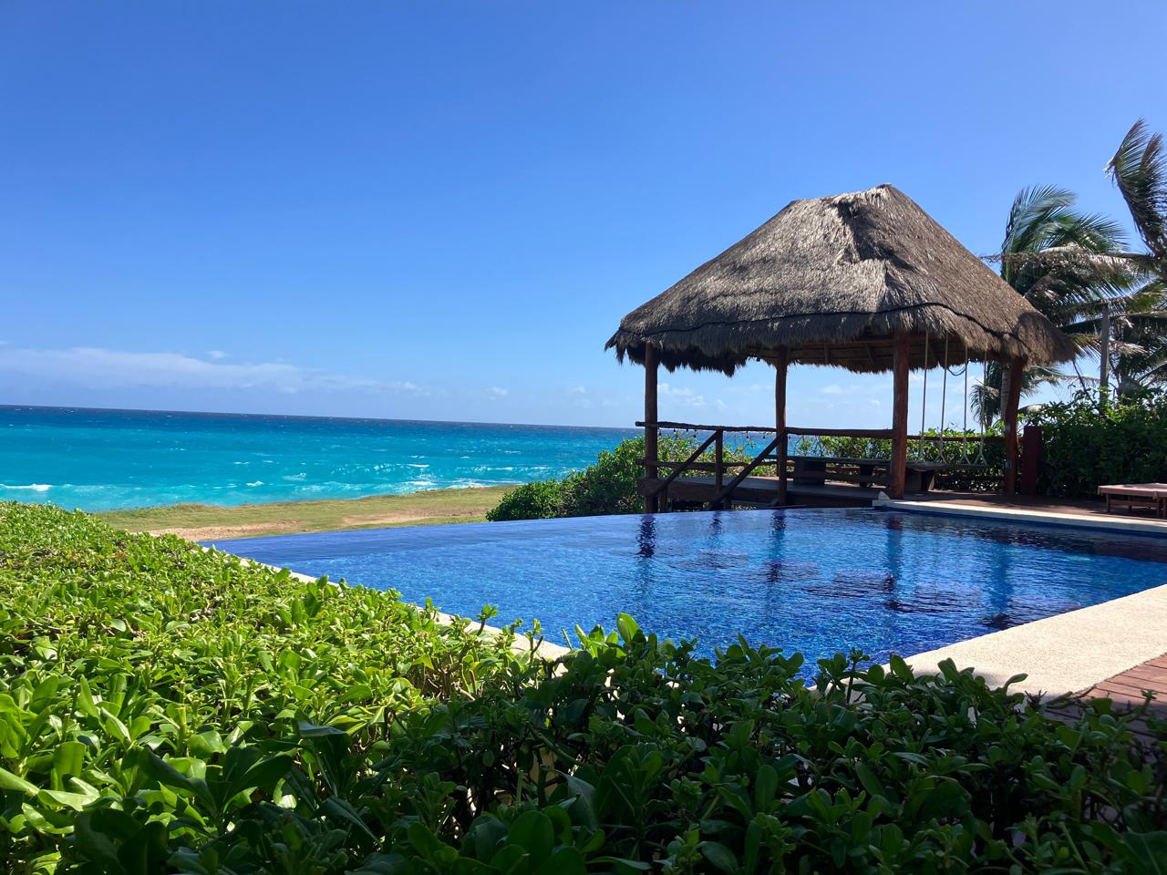 Alberca infinita con vista al Caribe